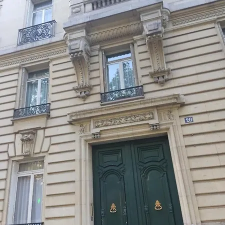 Very Close To Arc De Triomphe * París