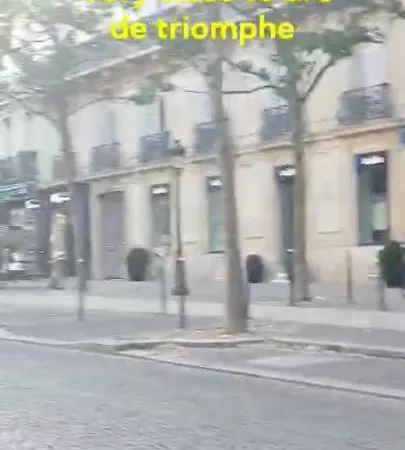 Very Close To Arc De Triomphe * París