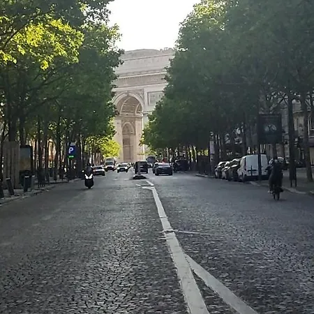 Very Close To Arc De Triomphe * París